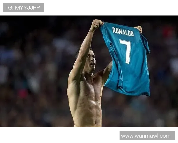 欧冠赛场惊现奇葩一幕球迷闯入抢夺C罗球衣引发热议